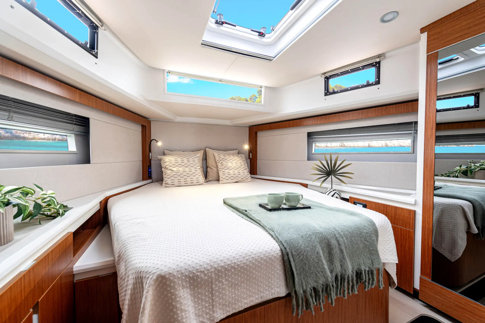 moody-decksaloon-48-photo-interieur-2025-moody-decksaloon-48-master-cabin_4694845131611879397_2000